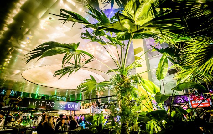 Cocktailbar met warme winterdrankjes op bedrijfsfeest